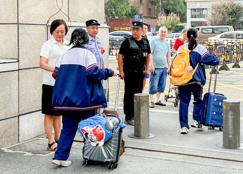 53次！站好“护学岗” 撑起“平安伞”(图1)