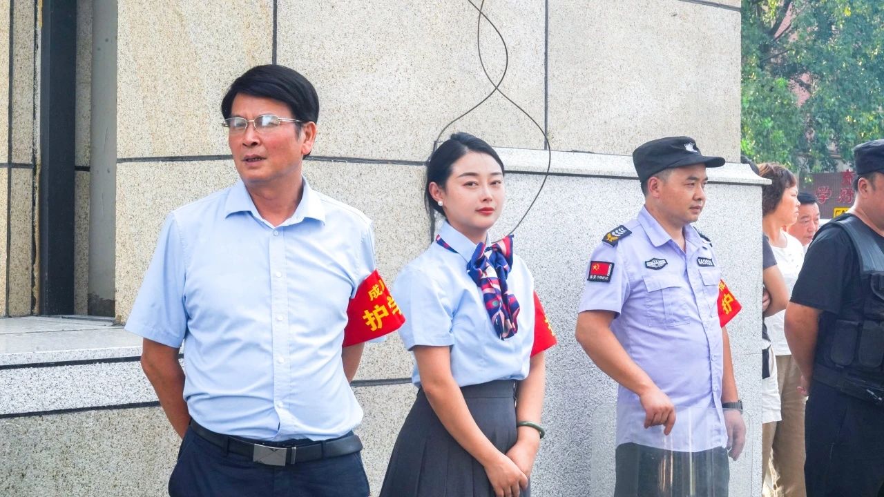 53次！站好“护学岗” 撑起“平安伞”(图2)