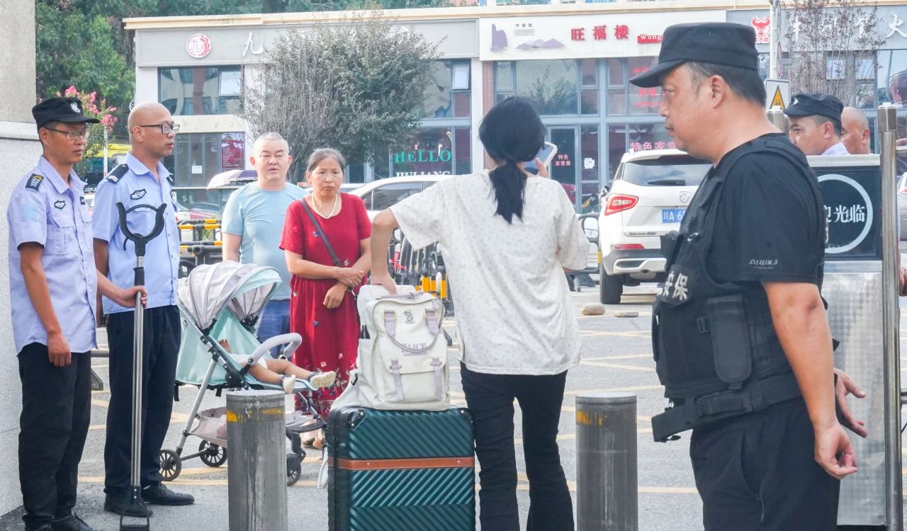53次！站好“护学岗” 撑起“平安伞”(图5)
