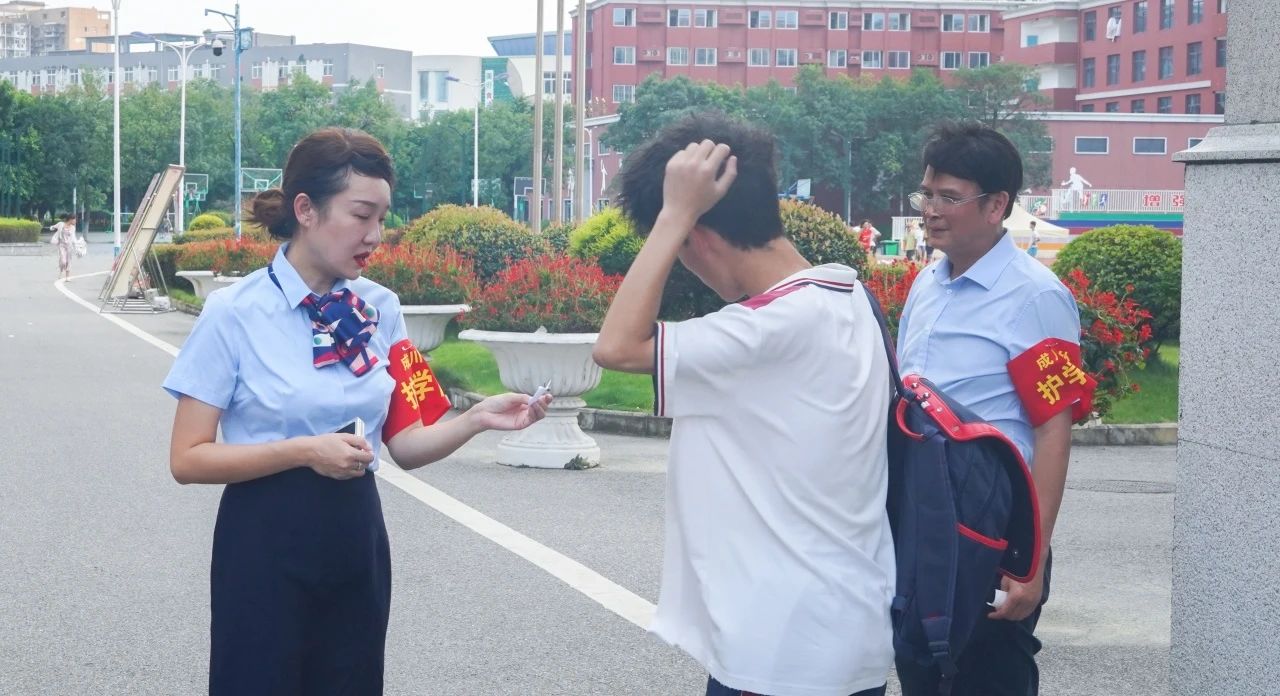 53次！站好“护学岗” 撑起“平安伞”(图9)