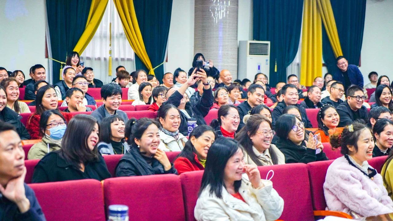 会上，家长给孩子们颁奖啦！(图5)
