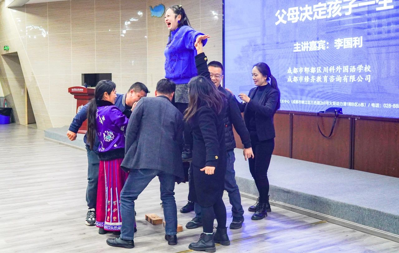 会上，家长给孩子们颁奖啦！(图4)