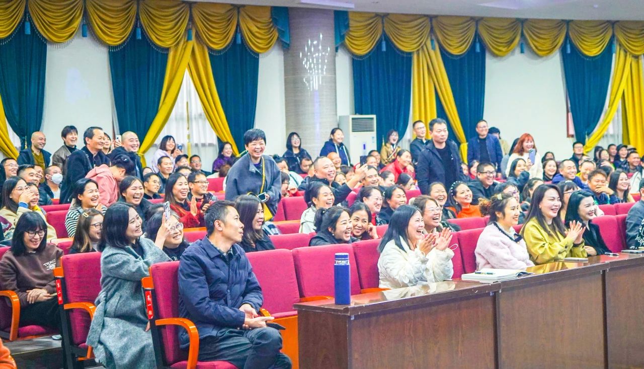 会上，家长给孩子们颁奖啦！(图6)