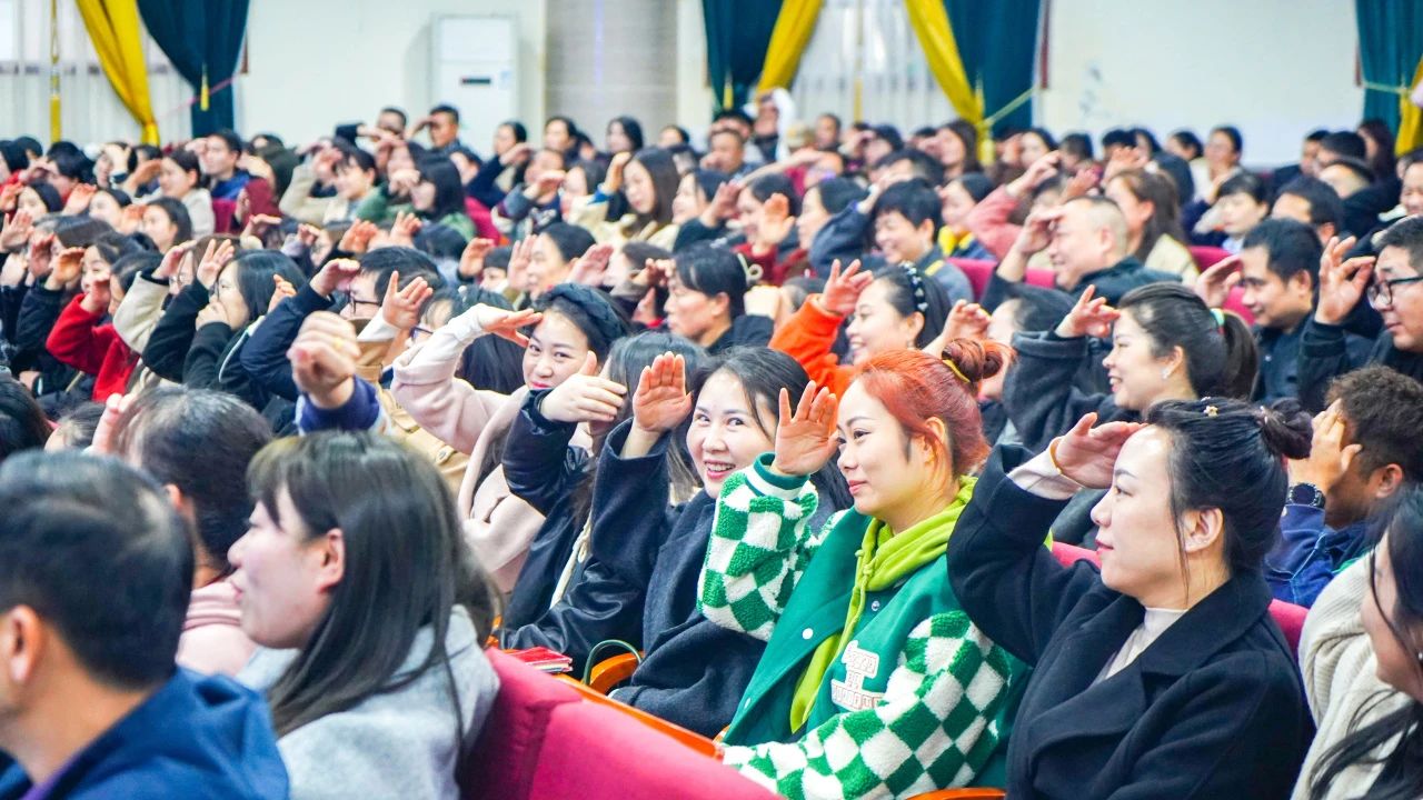 会上，家长给孩子们颁奖啦！(图3)