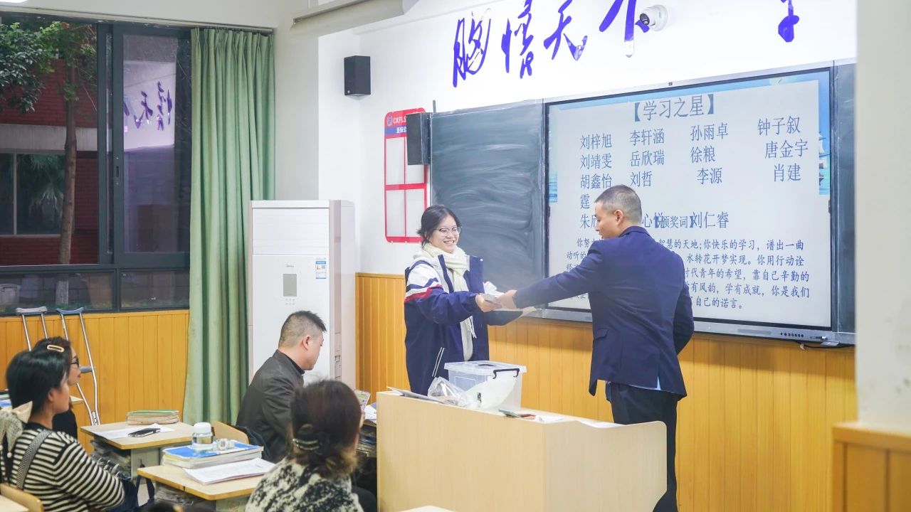 会上，家长给孩子们颁奖啦！(图10)