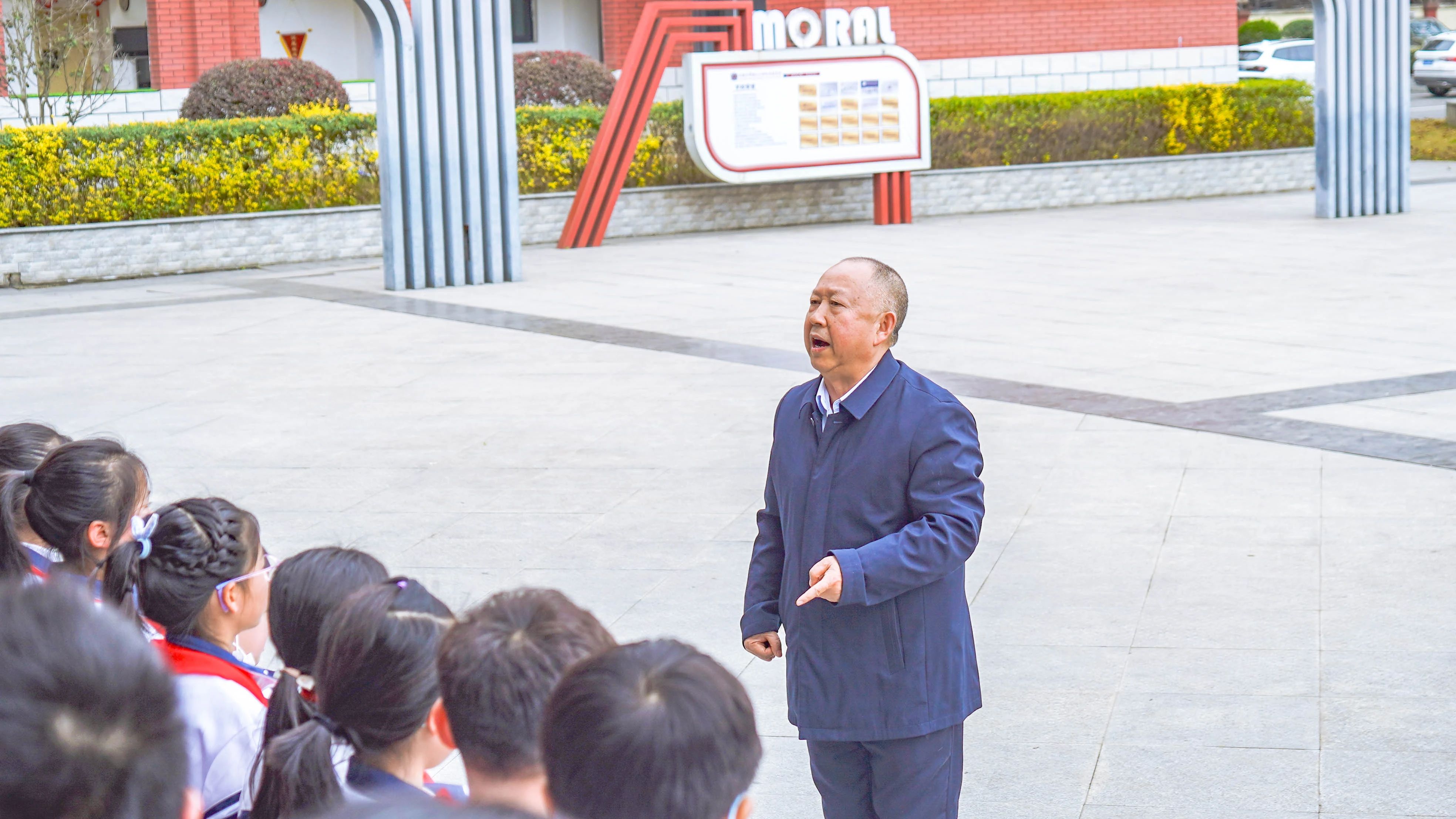 成川外的这堂课，搬进了油菜花地！(图5)