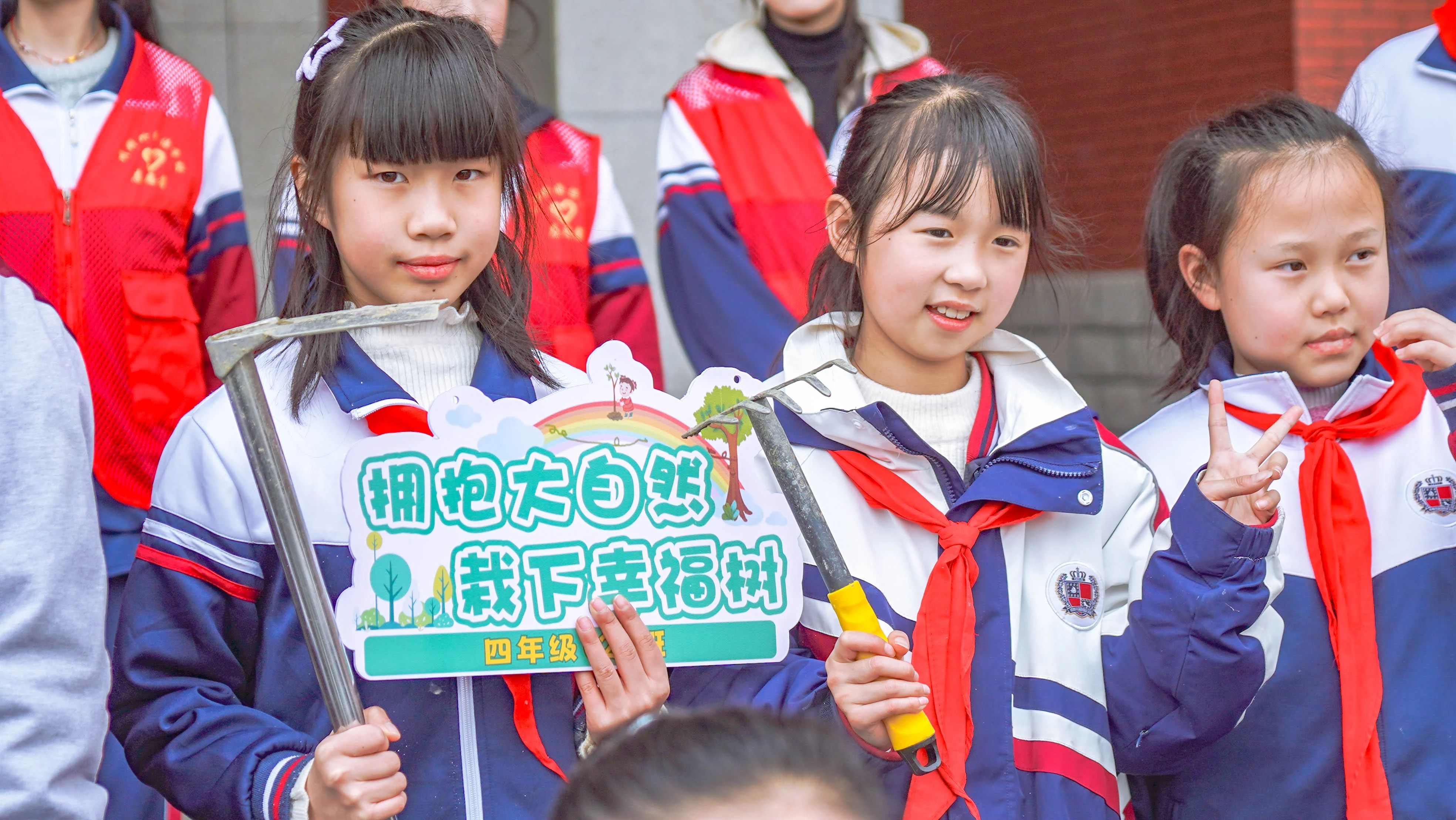成川外的这堂课，搬进了油菜花地！(图4)