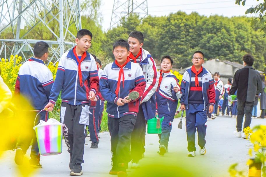 成川外的这堂课，搬进了油菜花地！(图7)