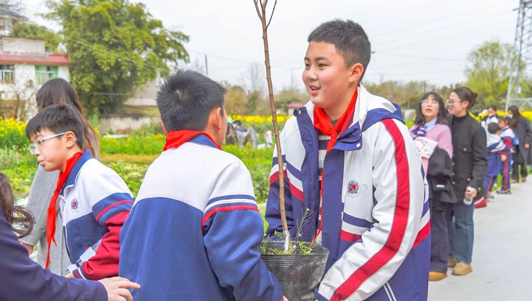成川外的这堂课，搬进了油菜花地！(图13)