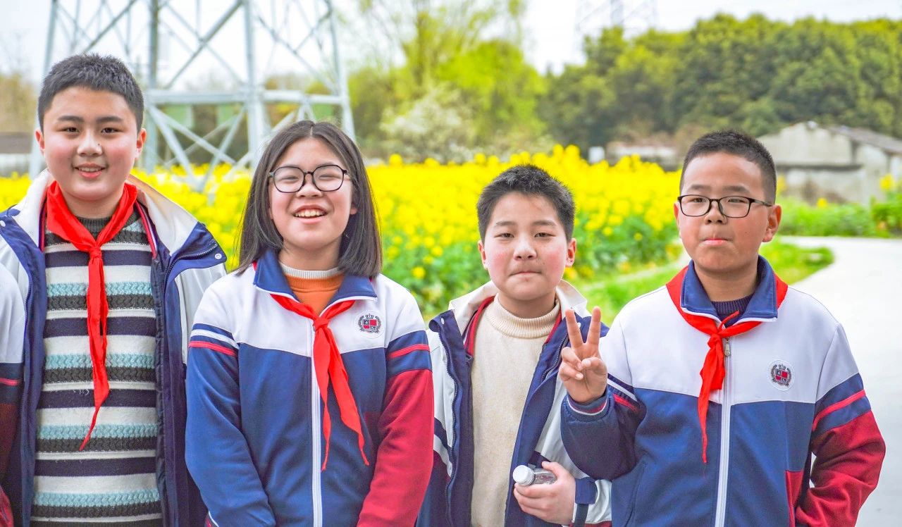 成川外的这堂课，搬进了油菜花地！(图28)