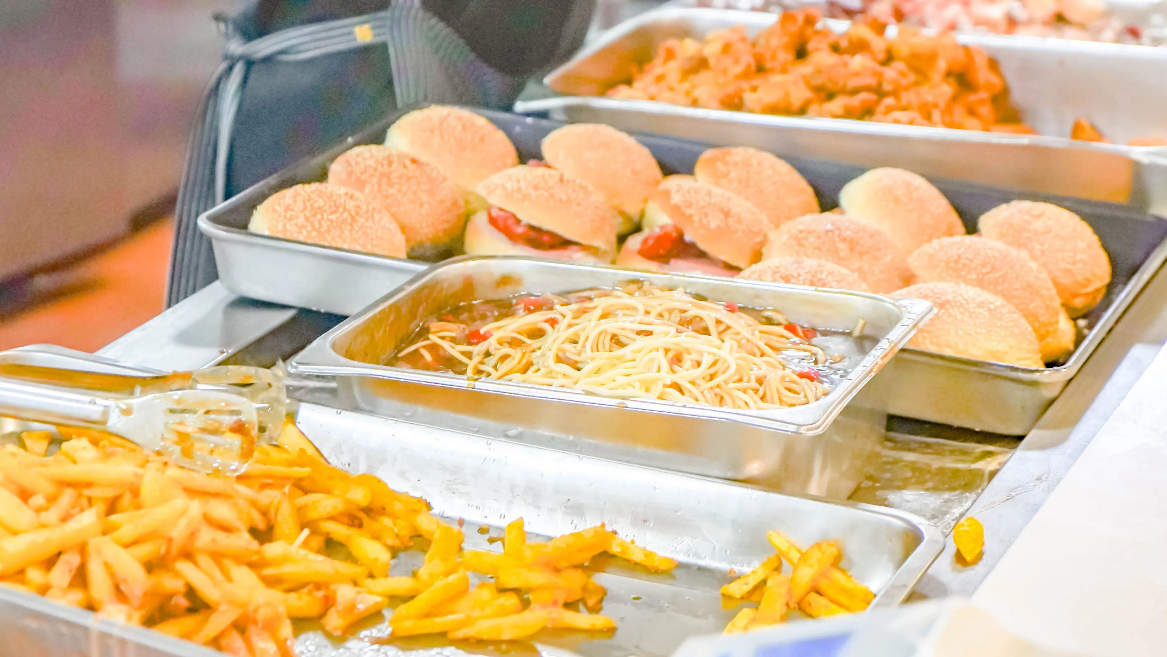 同学们说“想吃西餐”！学校食堂：必须安排！(图2)