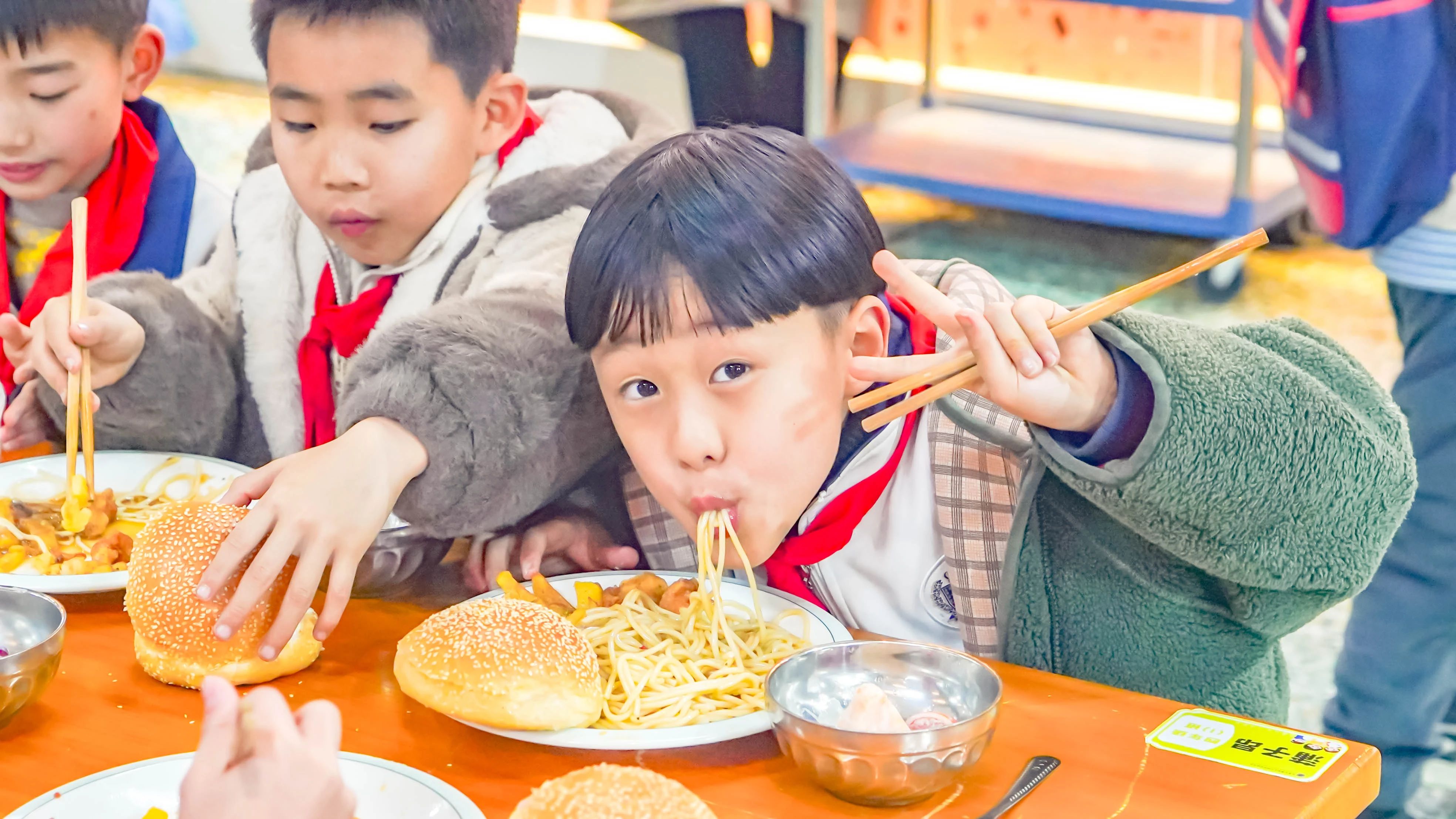 同学们说“想吃西餐”！学校食堂：必须安排！(图21)