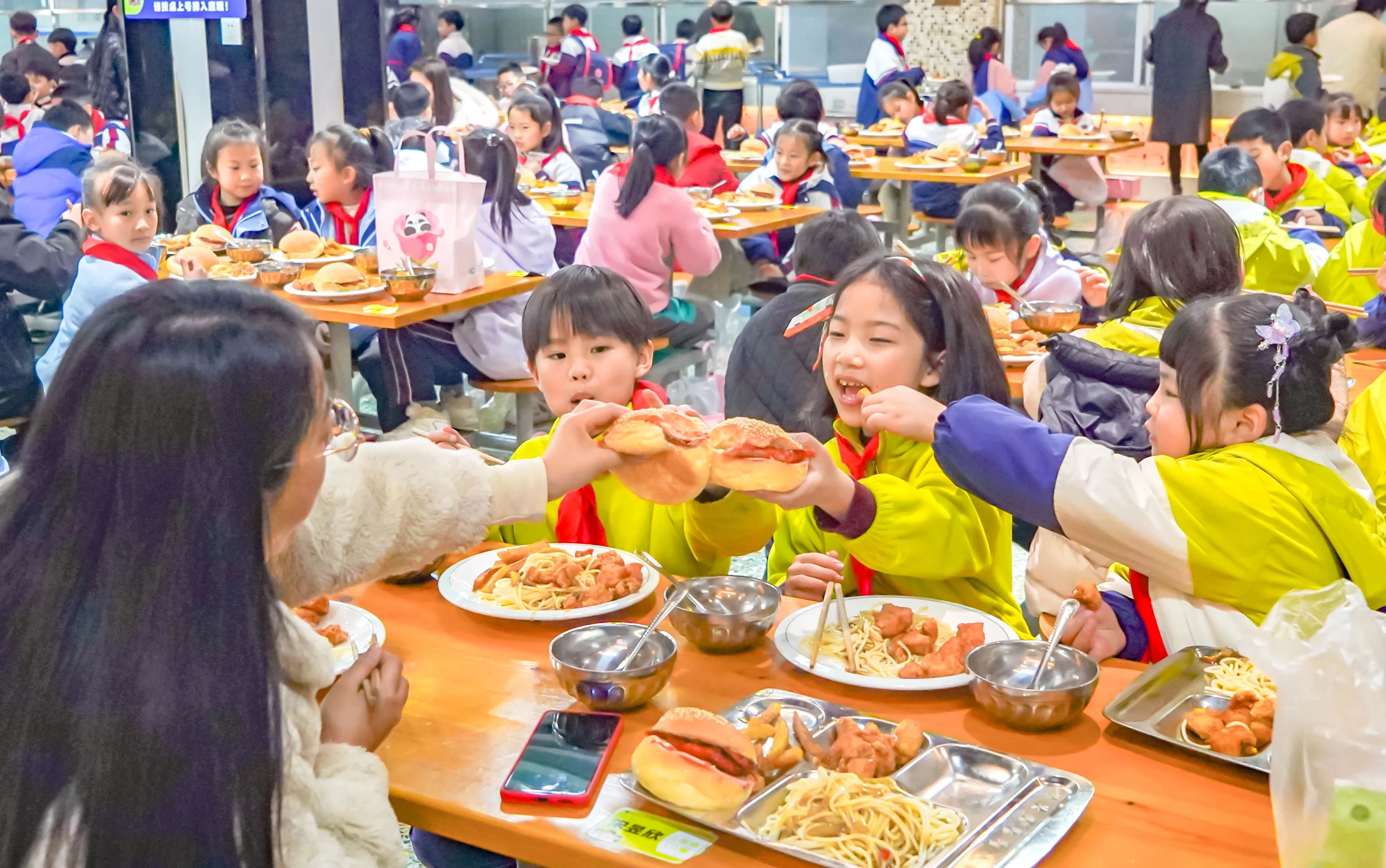 同学们说“想吃西餐”！学校食堂：必须安排！(图25)